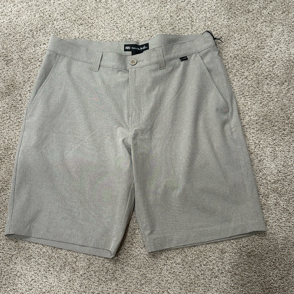 NWT Men’s Travis mathew beige 34 beck shorts